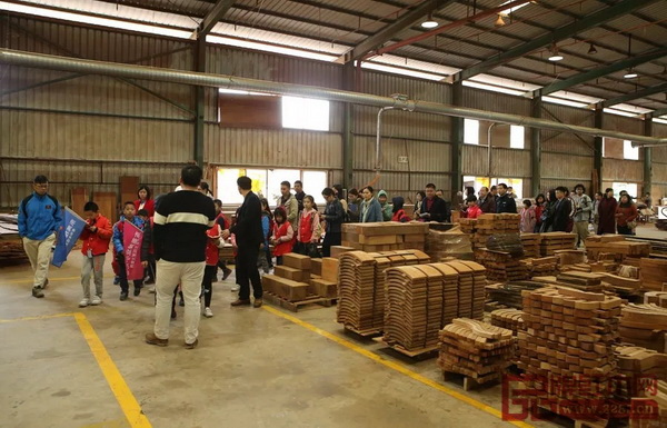 東莞報(bào)業(yè)傳媒集團(tuán)小記者參觀國(guó)壽紅木開(kāi)料車(chē)間 東莞報(bào)業(yè)傳媒集團(tuán)小記者參觀國(guó)壽紅木開(kāi)料車(chē)間