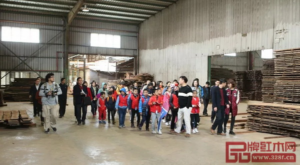 東莞報(bào)業(yè)傳媒集團(tuán)小記者參觀國(guó)壽紅木木材烘干房 東莞報(bào)業(yè)傳媒集團(tuán)小記者參觀國(guó)壽紅木木材烘干房
