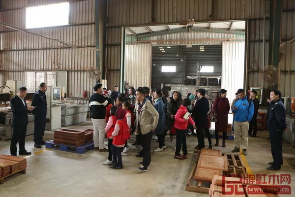 東莞報(bào)業(yè)傳媒集團(tuán)小記者參觀國(guó)壽紅木數(shù)控精雕車(chē)間 東莞報(bào)業(yè)傳媒集團(tuán)小記者參觀國(guó)壽紅木數(shù)控精雕車(chē)間