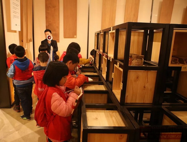 東莞報(bào)業(yè)傳媒集團(tuán)小記者參觀國(guó)壽紅木藝術(shù)館——大果紫檀原材主題館 東莞報(bào)業(yè)傳媒集團(tuán)小記者參觀國(guó)壽紅木藝術(shù)館——大果紫檀原材主題館