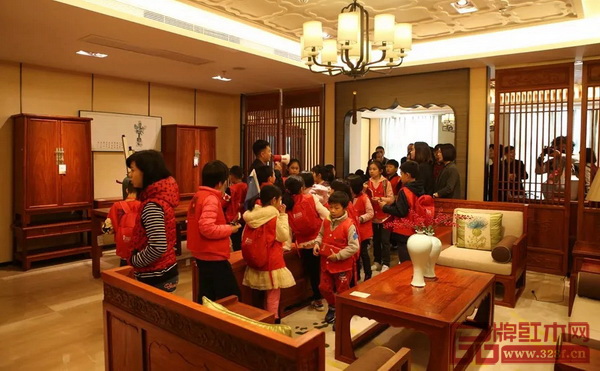 東莞報(bào)業(yè)傳媒集團(tuán)小記者參觀“國(guó)壽大唐”品牌旗艦店 東莞報(bào)業(yè)傳媒集團(tuán)小記者參觀“國(guó)壽大唐”品牌旗艦店