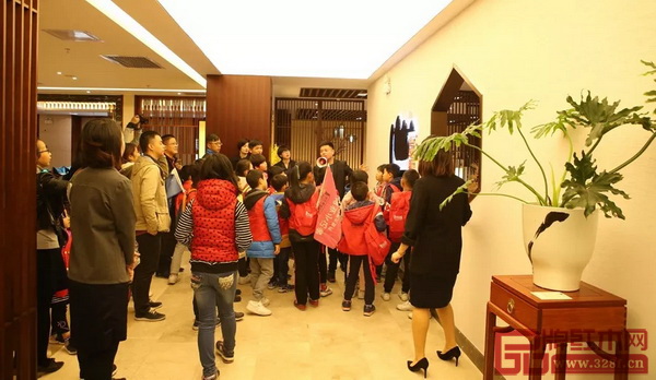 東莞報(bào)業(yè)傳媒集團(tuán)小記者參觀“世外桃源”品牌旗艦店,現(xiàn)場(chǎng)更有小記者根據(jù)“世外桃源”品牌講述了陶淵明的“桃花源記” 東莞報(bào)業(yè)傳媒集團(tuán)小記者參觀“世外桃源”品牌旗艦店,現(xiàn)場(chǎng)更有小記者根據(jù)“世外桃源”品牌講述了陶淵明的“桃花源記”