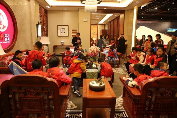 東莞報(bào)業(yè)傳媒集團(tuán)小記者參觀“國(guó)壽紅木”品牌旗艦店 東莞報(bào)業(yè)傳媒集團(tuán)小記者參觀“國(guó)壽紅木”品牌旗艦店