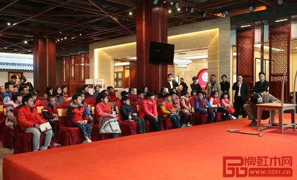 東莞報(bào)業(yè)傳媒集團(tuán)小記者團(tuán)觀看國(guó)壽紅木官帽椅拆裝過(guò)程 東莞報(bào)業(yè)傳媒集團(tuán)小記者團(tuán)觀看國(guó)壽紅木官帽椅拆裝過(guò)程