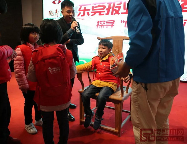 東莞報(bào)業(yè)傳媒集團(tuán)小記者試坐官帽椅 東莞報(bào)業(yè)傳媒集團(tuán)小記者試坐官帽椅