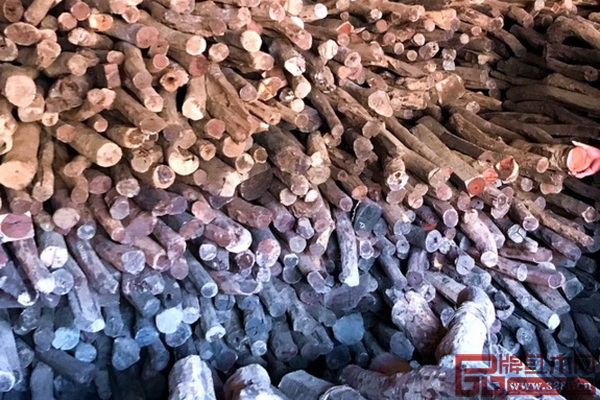 云南警方在兩起紅木走私案中收繳的木材