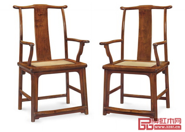 中國嘉德2016春拍“嘉木萬重光——明式家具集珍”上，《晚明黃花梨四出頭龍紋官帽椅（成對）》以920萬元拔得頭籌