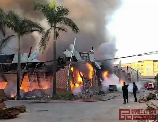 12月21日,廣東省中山市大涌鎮(zhèn)青崗創(chuàng)源工業(yè)區(qū)某紅木家具廠發(fā)生火災(zāi),現(xiàn)場(chǎng)火勢(shì)浩大,濃煙滾滾 12月21日,廣東省中山市大涌鎮(zhèn)青崗創(chuàng)源工業(yè)區(qū)某紅木家具廠發(fā)生火災(zāi),現(xiàn)場(chǎng)火勢(shì)浩大,濃煙滾滾