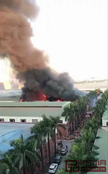 12月21日,廣東省中山市大涌鎮(zhèn)青崗創(chuàng)源工業(yè)區(qū)某紅木家具廠發(fā)生火災(zāi),現(xiàn)場火勢浩大,濃煙滾滾 12月21日,廣東省中山市大涌鎮(zhèn)青崗創(chuàng)源工業(yè)區(qū)某紅木家具廠發(fā)生火災(zāi),現(xiàn)場火勢浩大,濃煙滾滾