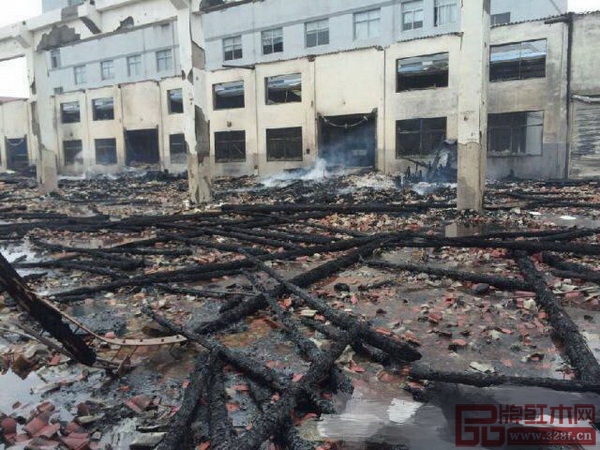 福建省莆田市仙游縣某紅木家具廠被燒的小葉紫檀、老撾大紅酸枝等大料,據(jù)估算被燒毀的紅木價值超過500萬 福建省莆田市仙游縣某紅木家具廠被燒的小葉紫檀、老撾大紅酸枝等大料,據(jù)估算被燒毀的紅木價值超過500萬