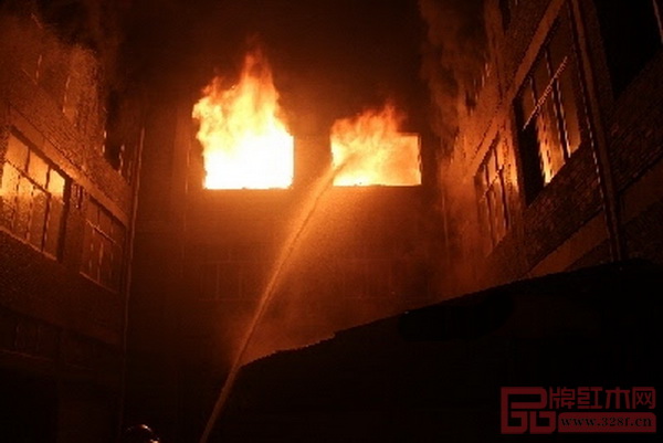 浙江省東陽市南市街道一家紅木家具廠一場大火整整燒了3個小時,損失超過70萬元 浙江省東陽市南市街道一家紅木家具廠一場大火整整燒了3個小時,損失超過70萬元