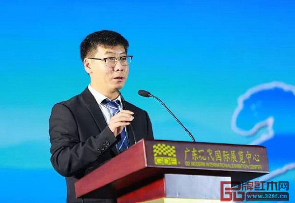 廣東省家具商會執(zhí)行會長兼秘書長蔣德輝主持第七屆會員代表大會一次會議