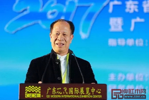  廣東省家具商會第六屆理事會會長、中山四海家具制造有限公司總裁何志雄代表商會第六屆理事會做工作報告