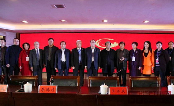 全國工商聯(lián)專職副主席王永慶(左八),國家文物局原副局長張柏(右六),河南省工商聯(lián)黨組書記李德才(左六),全聯(lián)民間文物藝術(shù)品商會會長蔣繼明(左七)、特邀會長宋建文(右五)等領(lǐng)導(dǎo)與全聯(lián)民間文物藝術(shù)品商會新一屆會長、秘書長等代表合影(右二為全聯(lián)藝術(shù)紅木家具專業(yè)委員會執(zhí)行會長兼秘書長、弘木傳媒CEO林偉華) 全國工商聯(lián)專職副主席王永慶(左八),國家文物局原副局長張柏(右六),河南省工商聯(lián)黨組書記李德才(左六),全聯(lián)民間文物藝術(shù)品商會會長蔣繼明(左七)、特邀會長宋建文(右五)等領(lǐng)導(dǎo)與全聯(lián)民間文物藝術(shù)品商會新一屆會長、秘書長等代表合影(右二為全聯(lián)藝術(shù)紅木家具專業(yè)委員會執(zhí)行會長兼秘書長、弘木傳媒CEO林偉華)