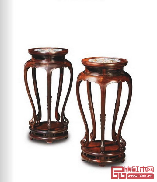 魯班木藝《嵌琺瑯彩五足香幾》被爭相叫價(jià),最終落槌價(jià)為68萬元 魯班木藝《嵌琺瑯彩五足香幾》被爭相叫價(jià),最終落槌價(jià)為68萬元