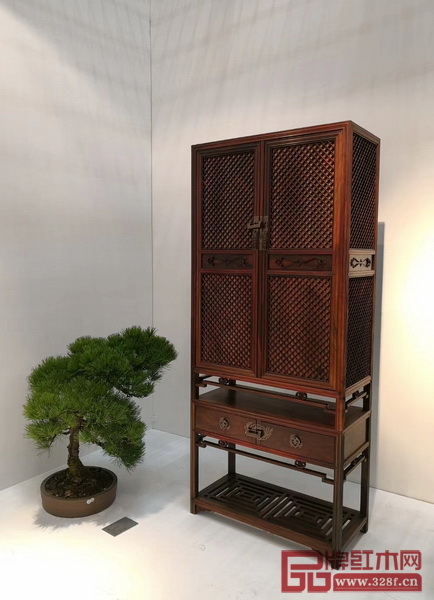 魯班木藝此次秋拍作品為李愛金大師新品力作,預(yù)展期間吸引了很多紅木家具愛好者和收藏家的眼球 魯班木藝此次秋拍作品為李愛金大師新品力作,預(yù)展期間吸引了很多紅木家具愛好者和收藏家的眼球
