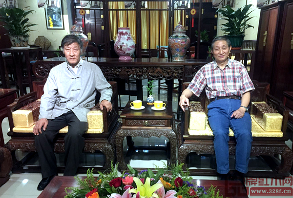 原故宮博物院文??萍疾恐魅巍⑷?lián)藝術(shù)紅木家具專業(yè)委員會(huì)專家顧問曹靜樓(右)與中國文物學(xué)會(huì)專家委員胡德生(左)蒞臨豪盛紅木合影留念 原故宮博物院文??萍疾恐魅巍⑷?lián)藝術(shù)紅木家具專業(yè)委員會(huì)專家顧問曹靜樓(右)與中國文物學(xué)會(huì)專家委員胡德生(左)蒞臨豪盛紅木合影留念