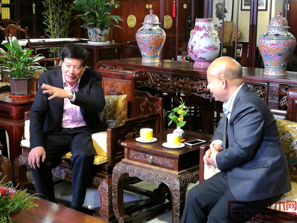 央視鑒寶專家、豪盛紅木品牌代言人賈文忠(左)親臨豪盛紅木參觀交流 央視鑒寶專家、豪盛紅木品牌代言人賈文忠(左)親臨豪盛紅木參觀交流