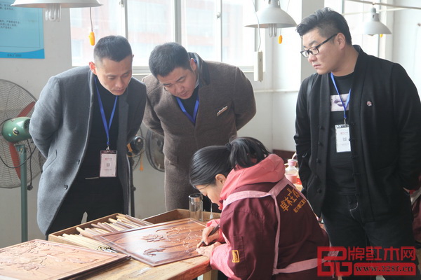 工匠精湛的雕工吸引經(jīng)銷商的關(guān)注 工匠精湛的雕工吸引經(jīng)銷商的關(guān)注