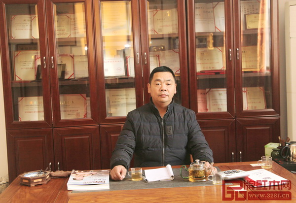 新明紅木廠長盧松法 新明紅木廠長盧松法