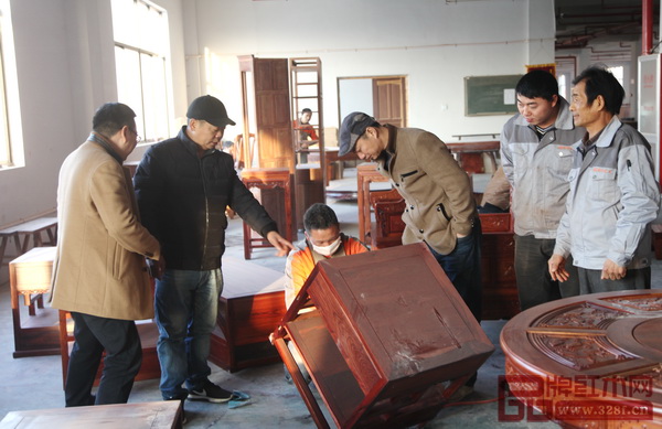 新明紅木廠長金松法(左二)帶領(lǐng)技術(shù)團隊指導(dǎo)員工工作 新明紅木廠長金松法(左二)帶領(lǐng)技術(shù)團隊指導(dǎo)員工工作