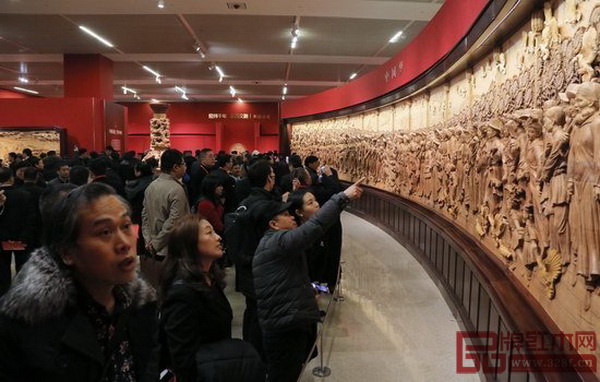 精美的大型主題木雕作品吸引觀眾駐足 精美的大型主題木雕作品吸引觀眾駐足