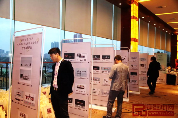 參會(huì)的紅木家具企業(yè)家們認(rèn)真觀看設(shè)計(jì)大賽的優(yōu)秀作品 參會(huì)的紅木家具企業(yè)家們認(rèn)真觀看設(shè)計(jì)大賽的優(yōu)秀作品