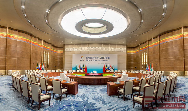 金磚國(guó)家領(lǐng)導(dǎo)人第九次會(huì)晤在福建廈門(mén)召開(kāi)，會(huì)場(chǎng)上再現(xiàn)紅木家具和影雕、木雕元素