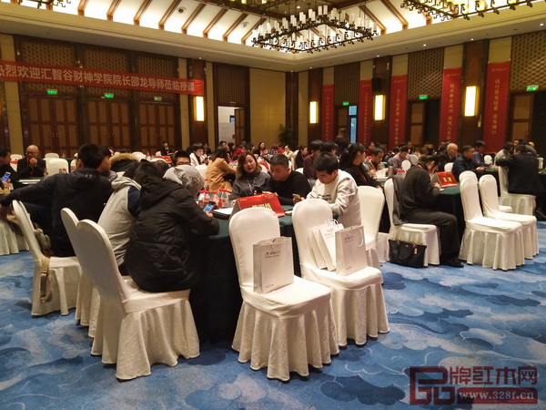 明堂紅木2018經(jīng)銷商培訓(xùn)大會現(xiàn)場,明堂紅木經(jīng)銷商們認(rèn)真學(xué)習(xí) 明堂紅木2018經(jīng)銷商培訓(xùn)大會現(xiàn)場,明堂紅木經(jīng)銷商們認(rèn)真學(xué)習(xí)