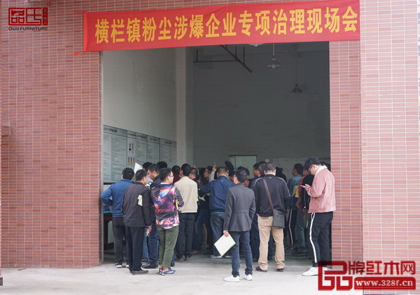  總經理區(qū)錦澤帶領各企業(yè)代表參觀區(qū)氏臻品工廠和展廳