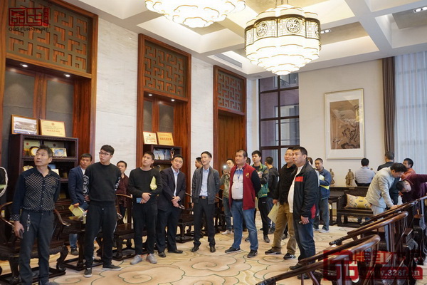 總經理區(qū)錦澤帶領各企業(yè)代表參觀區(qū)氏臻品工廠和展廳 總經理區(qū)錦澤帶領各企業(yè)代表參觀區(qū)氏臻品工廠和展廳