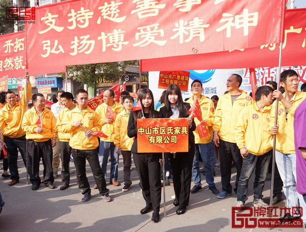  區(qū)氏臻品參加橫欄鎮(zhèn)舉行的2018年慈善萬人行巡游