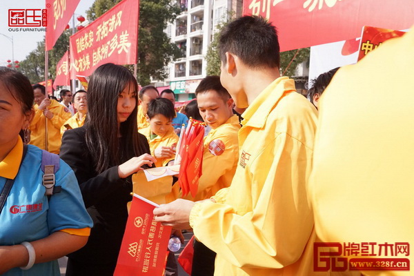  區(qū)氏臻品的員工們積極參與慈善萬人行