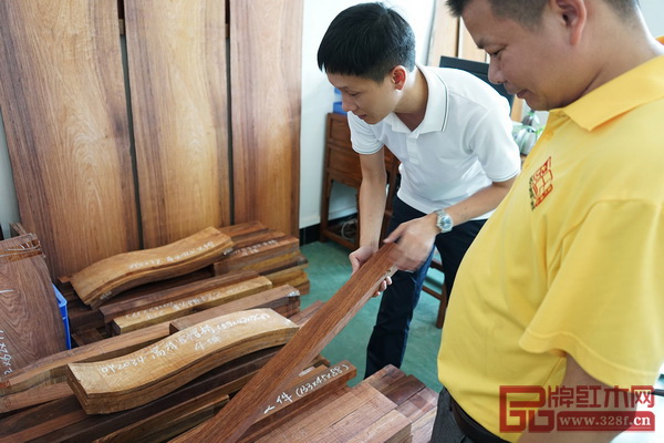 區(qū)氏臻品總經(jīng)理區(qū)錦澤（右）檢查黃花梨開料情況