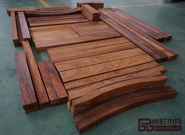 質(zhì)地、紋理、色澤都協(xié)調(diào)統(tǒng)一，才是很好的選材狀態(tài)（圖為區(qū)氏臻品開好的黃花梨配料）