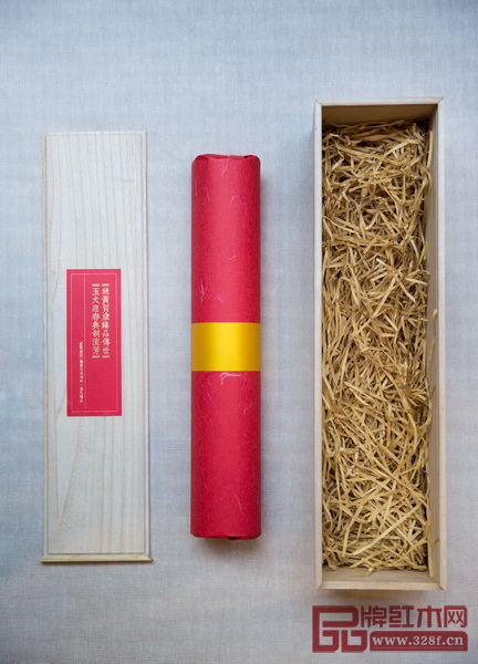  區(qū)氏臻品2018掛歷包裝采用紅黃配，喜慶兼大氣