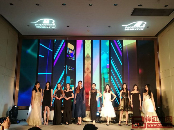 世界旅游小姐中國總冠軍張渲婕攜手2017屆優(yōu)秀選手親臨明堂紅木2018經(jīng)銷商家宴 世界旅游小姐中國總冠軍張渲婕攜手2017屆優(yōu)秀選手親臨明堂紅木2018經(jīng)銷商家宴