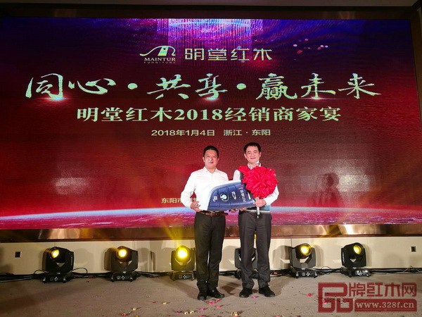 明堂紅木2018經(jīng)銷商年會之至尊獎(jiǎng)由河北香河張立志(右)奪得,中國傳統(tǒng)工藝大師、明堂紅木創(chuàng)始人張向榮(左)上臺頒獎(jiǎng),獎(jiǎng)勵(lì)獲獎(jiǎng)?wù)邔汃R車一輛 明堂紅木2018經(jīng)銷商年會之至尊獎(jiǎng)由河北香河張立志(右)奪得,中國傳統(tǒng)工藝大師、明堂紅木創(chuàng)始人張向榮(左)上臺頒獎(jiǎng),獎(jiǎng)勵(lì)獲獎(jiǎng)?wù)邔汃R車一輛