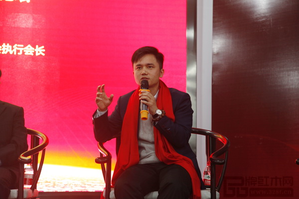 全聯(lián)藝術(shù)紅木家具專業(yè)委員會執(zhí)行會長、弘木傳媒CEO林偉華從7個方面闡述紅木品牌營銷思路 全聯(lián)藝術(shù)紅木家具專業(yè)委員會執(zhí)行會長、弘木傳媒CEO林偉華從7個方面闡述紅木品牌營銷思路