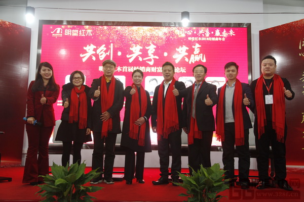 (從左起)全聯(lián)藝術(shù)紅木家具專業(yè)委員會副秘書長、弘木傳媒總經(jīng)理助理舒鋆鋆;明堂紅木優(yōu)秀經(jīng)銷商代表廣東廣州張小波;全聯(lián)藝術(shù)紅木家具專業(yè)委員會專家顧問、教育部《家具設(shè)計與制造》專業(yè)帶頭人彭亮;明堂紅木董事長方楊燕;明堂紅木創(chuàng)始人張向榮;全聯(lián)藝術(shù)紅木家具專業(yè)委員會專家顧問、華南農(nóng)業(yè)大學(xué)博士生導(dǎo)師李凱夫;全聯(lián)藝術(shù)紅木家具專業(yè)委員會執(zhí)行會長、弘木傳媒CEO林偉華;明堂紅木優(yōu)秀經(jīng)銷商代表山西太原范磊合影 (從左起)全聯(lián)藝術(shù)紅木家具專業(yè)委員會副秘書長、弘木傳媒總經(jīng)理助理舒鋆鋆;明堂紅木優(yōu)秀經(jīng)銷商代表廣東廣州張小波;全聯(lián)藝術(shù)紅木家具專業(yè)委員會專家顧問、教育部《家具設(shè)計與制造》專業(yè)帶頭人彭亮;明堂紅木董事長方楊燕;明堂紅木創(chuàng)始人張向榮;全聯(lián)藝術(shù)紅木家具專業(yè)委員會專家顧問、華南農(nóng)業(yè)大學(xué)博士生導(dǎo)師李凱夫;全聯(lián)藝術(shù)紅木家具專業(yè)委員會執(zhí)行會長、弘木傳媒CEO林偉華;明堂紅木優(yōu)秀經(jīng)銷商代表山西太原范磊合影