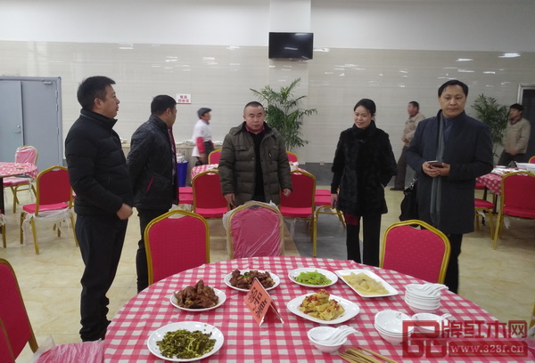 中國傳統(tǒng)工藝大師、明堂紅木創(chuàng)始人張向榮(左一)正在向食堂管理人員反饋用餐建議 中國傳統(tǒng)工藝大師、明堂紅木創(chuàng)始人張向榮(左一)正在向食堂管理人員反饋用餐建議