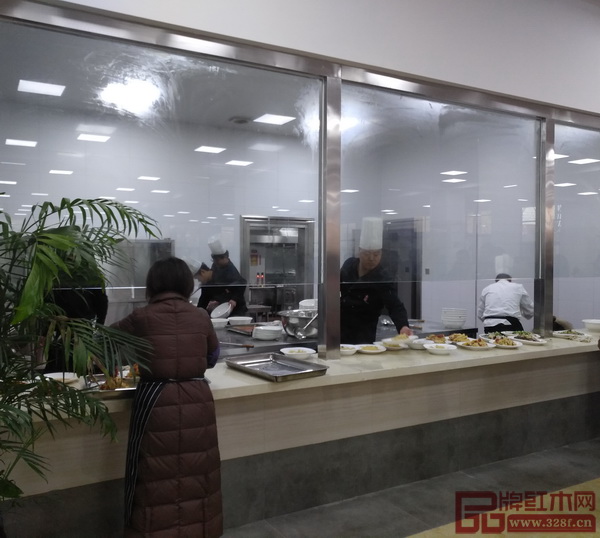 明堂紅木半開放式的后廚空間干凈明亮 明堂紅木半開放式的后廚空間干凈明亮