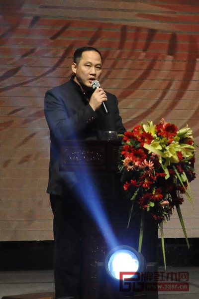 東成紅木經(jīng)銷商代表鄭庭華在講話中對東成紅木2018年的發(fā)展充滿期盼與信心