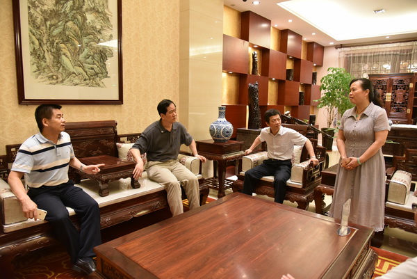 國家工商總局副司長劉宏偉一行蒞臨東成紅木調(diào)研指導(dǎo)