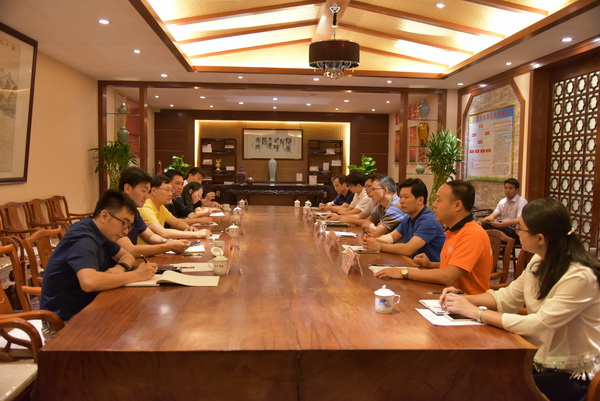 中山市組織部副部長湯毅清帶隊(duì)指導(dǎo)東成紅木黨團(tuán)建設(shè)工作