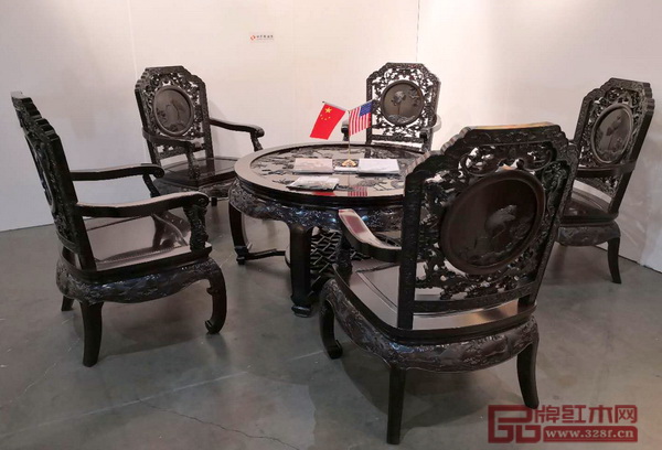 深圳泰和園的《松鶴延年茶臺(tái)》采用絲翎檀雕技藝呈現(xiàn)中華民族對長壽的美好寓意 深圳泰和園的《松鶴延年茶臺(tái)》采用絲翎檀雕技藝呈現(xiàn)中華民族對長壽的美好寓意