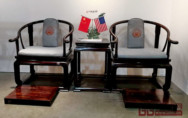 東陽明堂紅木的《首席椅》,其產(chǎn)品曾亮相G20杭州峰會(huì)主會(huì)場和金磚國家領(lǐng)導(dǎo)人廈門會(huì)晤主會(huì)場 東陽明堂紅木的《首席椅》,其產(chǎn)品曾亮相G20杭州峰會(huì)主會(huì)場和金磚國家領(lǐng)導(dǎo)人廈門會(huì)晤主會(huì)場