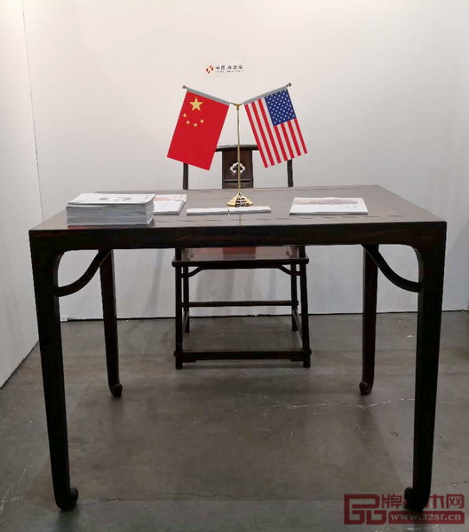 魯班木藝的《四平卷珠足長桌》和《背板云紋開光南官帽椅》向世界展示著明式家具設(shè)計(jì)的博大精深 魯班木藝的《四平卷珠足長桌》和《背板云紋開光南官帽椅》向世界展示著明式家具設(shè)計(jì)的博大精深