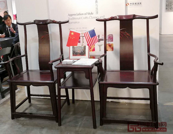 紅寶軒《大明雅韻·輝煌騰達(dá)官帽椅》,其研發(fā)的紅木家具曾亮相首屆中法文化論壇 紅寶軒《大明雅韻·輝煌騰達(dá)官帽椅》,其研發(fā)的紅木家具曾亮相首屆中法文化論壇