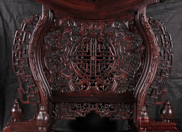 《嵌云石荷花圓座屏》底座五福圖案